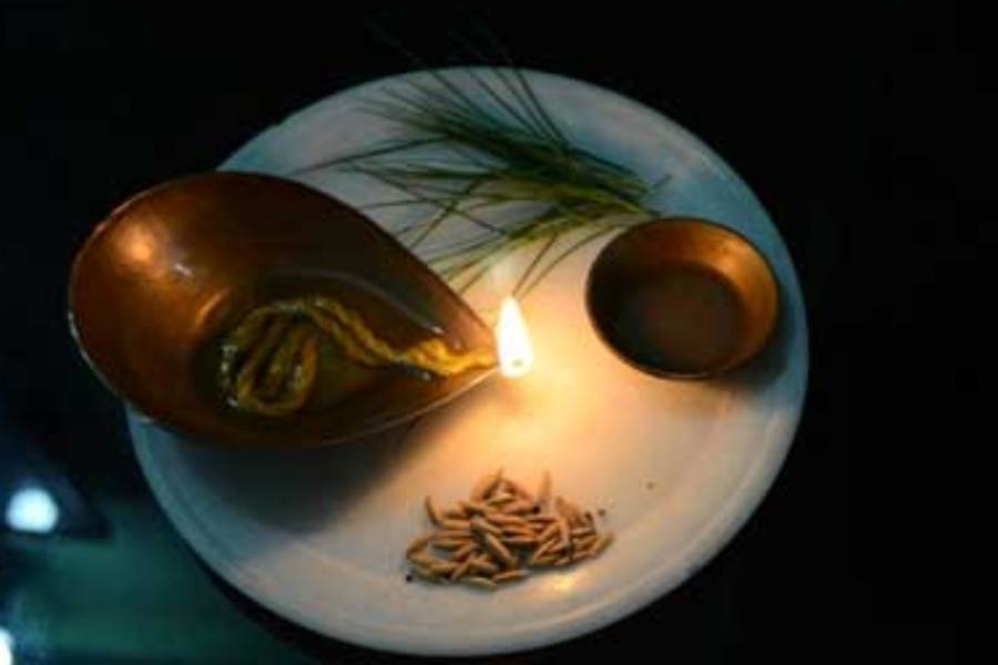 বোনেরা ভাইদের কপালে চন্দন-কাজল-দইয়ের ফোঁটা দিয়ে নির্দিষ্ট মন্ত্রোচ্চারণের মাধ্যমে ভাইদের মঙ্গল কামনা করেন। কিন্তু জানেন কেন এই তিনটে উপাদানের মাধ্যমেই ফোঁটা দেওয়া হয়?