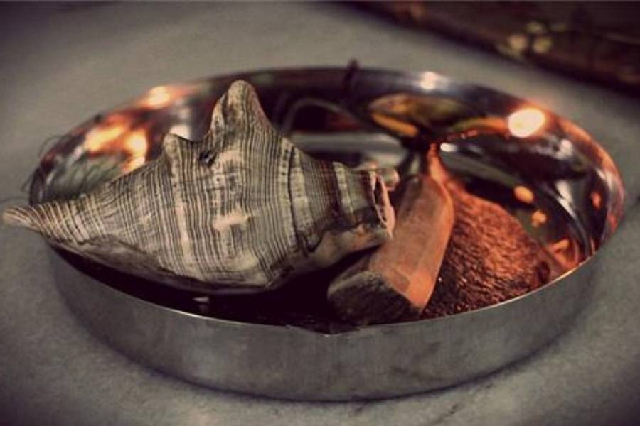 তবে, এই উৎসবের সঙ্গে আরও একটি প্রথা ওতপ্রোতভাবে জড়িয়ে রয়েছে — মিষ্টিমুখ।