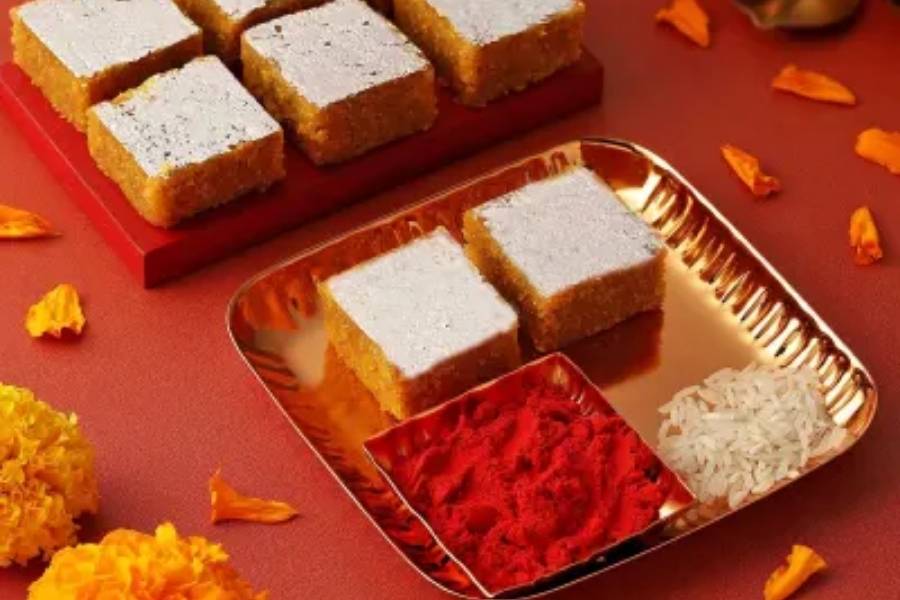 এই কারণে শুধু ভাইফোঁটা নয়, বিভিন্ন অনুষ্ঠানেও কপালে চন্দনের তিলক ব্যবহারের রীতি রয়েছে। এই একই কারণে প্রাচীন কালে মুনি-ঋষিরাও নিয়মিত চন্দনের তিলক লাগাতেন।