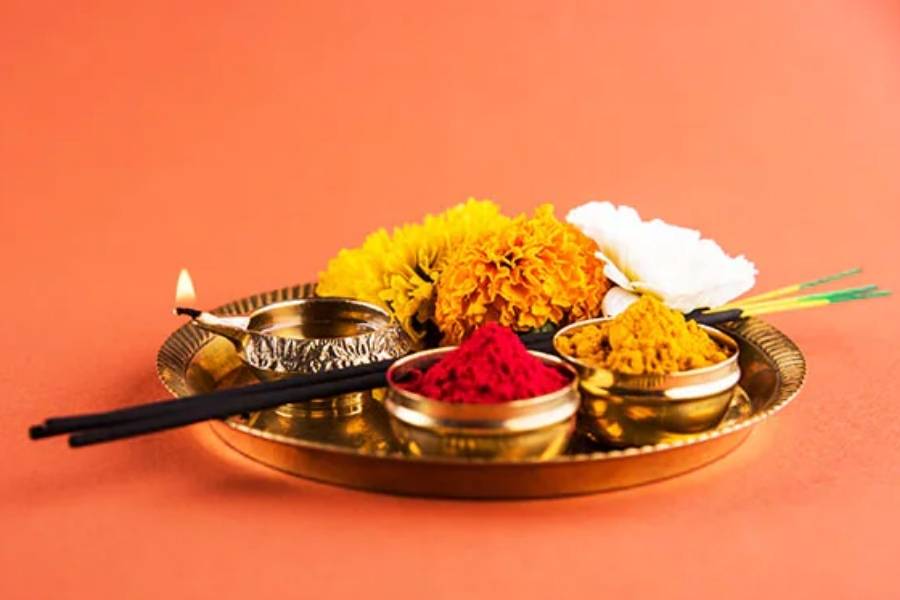 ঠিক চন্দনের ফোঁটার মতো, দইয়ের ফোঁটারও বিভিন্ন গুণ রয়েছে। হিন্দু ধর্মে দইয়ের ফোঁটাকে শুভ বলে মনে করা হয়।