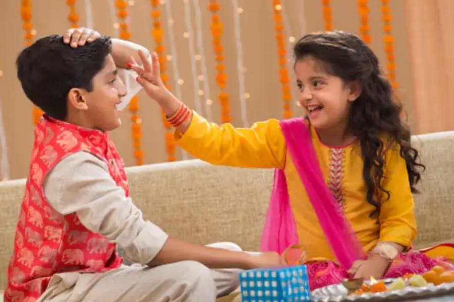 সেই কারণেই শুধু ভাইফোঁটাই নয়, যে কোনও শুভ কার্য শুরু করার আগে বা কোনও জায়গায় যাওয়ার আগে কপালে দইয়ের ফোঁটা লাগানো হয়ে থাকে। এই একই কারণে ভাইফোঁটাতেও দই ব্যবহার করা হয়ে থাকে।