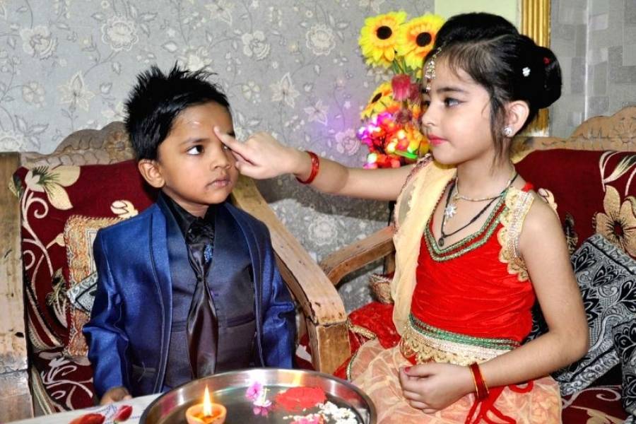 প্রতি বছর কার্তিক মাসের শুক্লপক্ষের তিথিতে বাঙালি মেতে ওঠে ভ্রাতৃদ্বিতীয়ায়। ভাইয়ের দীর্ঘ ও সুস্থ জীবনের কামনায় বোনেরা ফোঁটা দিয়ে উদযাপন করেন এই দিনটি।