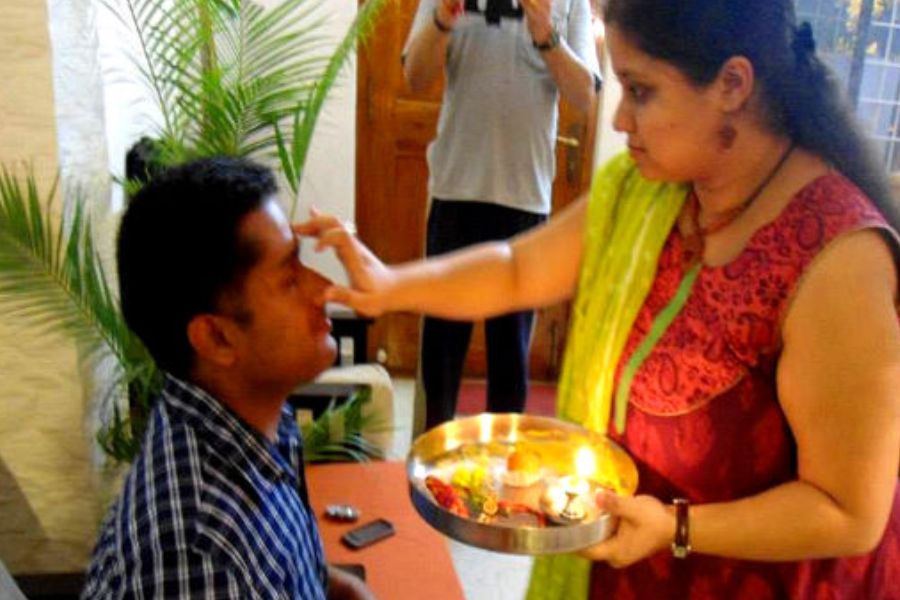 অন্য দিকে উত্তর ভারতের বিভিন্ন শহর, যেমন দিল্লি, গুরুগ্রামে এই প্রথাকে বলা হয় ‘ভাই দুজ’।