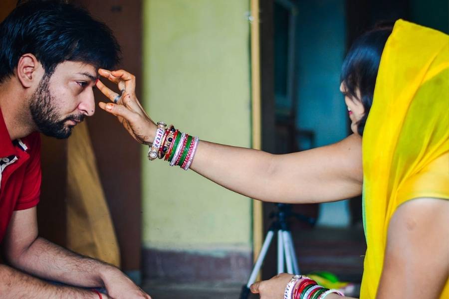 অথচ একটু উত্তরে, পার্বত্য এলাকায় চলে গেলেই বদলে যায় এর নাম। যেমন নেপাল, দার্জিলিংয়ের মতো জায়গায় স্থানীয়রা এই উৎসবকে ‘ভাইটিকা’ বলে থাকেন। 