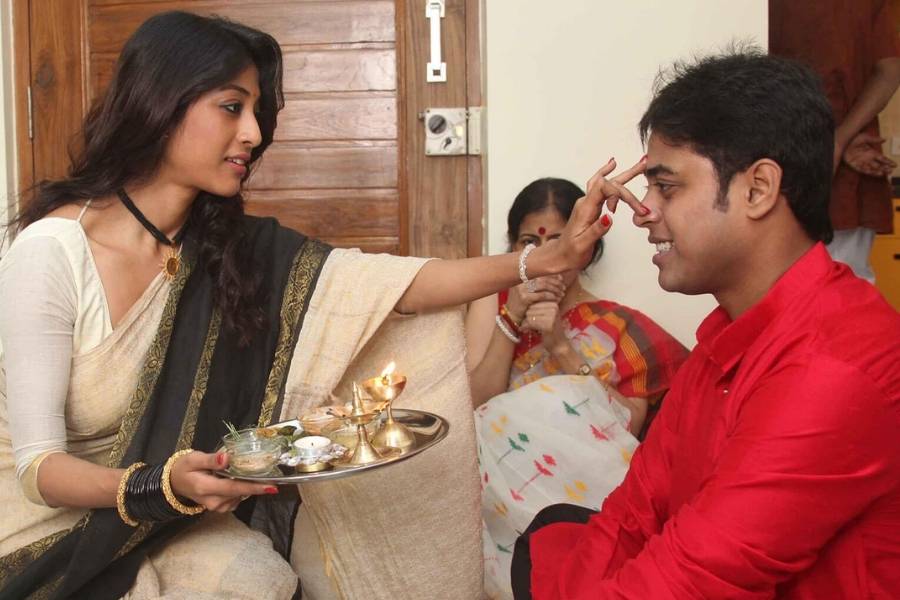 প্রতি বাড়িতে ফোঁটা দেওয়ার পরে ভাইকে মিষ্টিমুখ করান বোনেরা। এর পর দিনভর চলে আনন্দ, হই-হুল্লোড়।