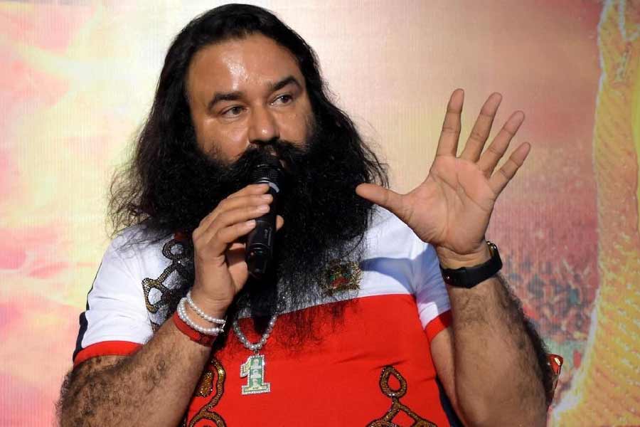 স্বাতী বলেছেন, ‘‘রাম রহিম একজন ধর্ষক এবং খুনি। আদালত তাকে যাবজ্জীবন কারাদণ্ড দিয়েছে কিন্তু হরিয়ানা সরকার যখনই চায় তাকে প্যারোলে মুক্ত করে। ও জেল থেকে বেরিয়েই সৎসঙ্গের আয়োজন করছে এবং সেই অনুষ্ঠানে হরিয়ানা সরকারের ডেপুটি স্পিকার এবং মেয়রও যোগ দিচ্ছেন।’’ স্বাতী আরও দাবি করেছেন যে, গুরমিতের সৎসঙ্গে উপস্থিত রাজনৈতিক নেতারা সকলেই তাঁর ভক্ত। হরিয়ানা সরকারের কাছে গুরমিত প্যারোল বাতিল করে তাঁকে জেলে পাঠানোর আবেদনও করেছেন স্বাতী।