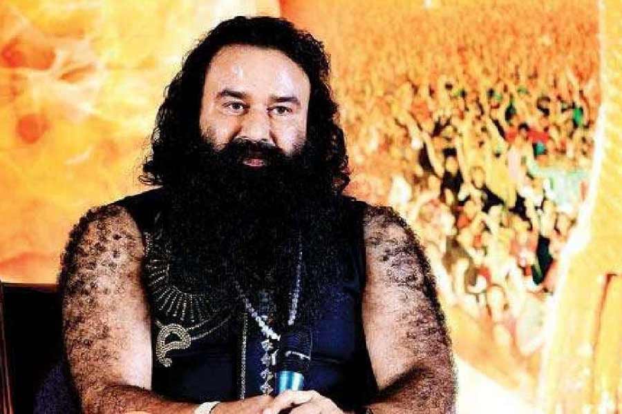 প্যারোলে মুক্তি পেয়েই নিজের মিউজিক ভিডিয়ো প্রকাশ করেন গুরমিত। দীপাবলির রাতে মুক্তি পাওয়া সেই ভিডিয়ো গত ৪৮ ঘণ্টায় বহু মানুষ দেখেছেন। প্রথম দিনেই ৪২ লক্ষ ভিউ হয় ভিডিয়োটির। যদিও সেখানেই থেমে থাকেননি গুরমিত। জেল থেকে বেরিয়ে নিয়মিত অনলাইনে সৎসঙ্গ করছেন তিনি। সেই শিবিরে নাকি যোগ দিচ্ছেন বহ বিজেপি নেতাও। আর সেখান থেকেই বিতর্কের সূত্রপাত।