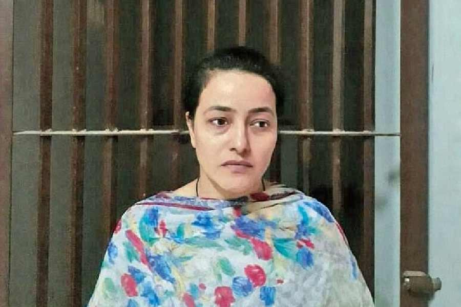 ধর্ষণ ও খুনের দায়ে গুরমিত জেলের সাজা পাওয়ার পর ডেরা সমর্থকদের হিংসায় কমপক্ষে ৩৮ জনের মৃত্যু হয়েছিল। অভিযোগ, সেই দাঙ্গা-হাঙ্গামায় ইন্ধন দেন হানিপ্রীত। গ্রেফতারও হয়েছিলেন।