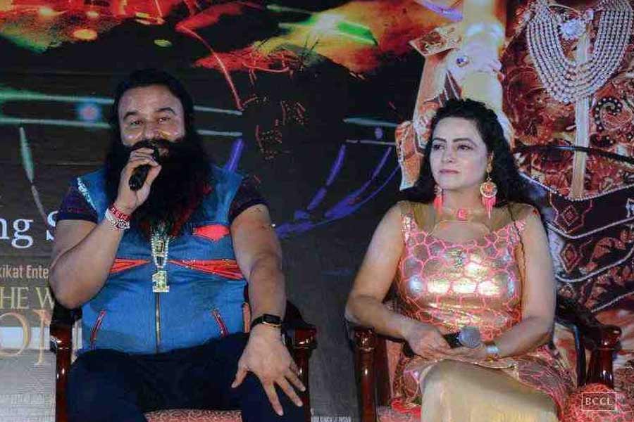 ৪১ বছরের হানিপ্রীত সমাজমাধ্যমে নিজের পরিচয় দেন ‘পাপার দেবদূত’ বলে। ‘পাপা’ অর্থাৎ জেলে খাটতে যাওয়া অপরাধী রাম রহিম। তবে হানিপ্রীতের দাবি, তাঁর ‘পাপা’ আসলে নির্দোষ। মাঝে মাঝে ‘পাপার’ ‘সাংস্কৃতিক কর্মকাণ্ডেরও’ সঙ্গী হন তিনি।