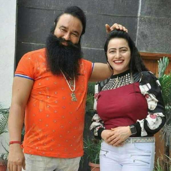 ১৯৯৯-এ সিরসার এক ডেরাভক্ত বিশ্বাস গুপ্তের সঙ্গে গাঁটছড়া বাঁধেন হানিপ্রীত। যদিও তখনও তাঁর নাম হানিপ্রীত হয়নি।