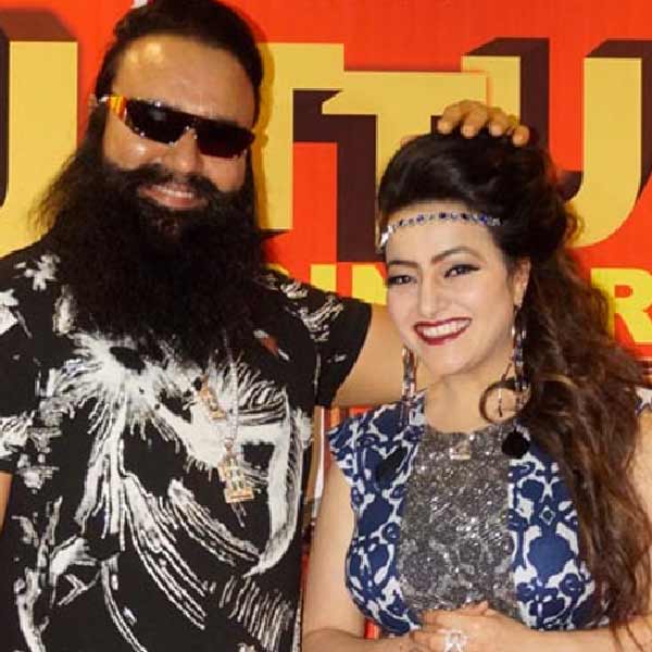 ২০০৯-এ হানিপ্রীতকে দত্তক নেন রাম রহিম। তখন থেকেই বাবা-র ছায়াসঙ্গী হানিপ্রীত।