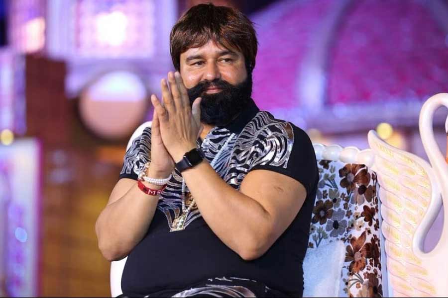 এই তিন ছবির চিত্রনাট্যও গুরমিতেরই লেখা। ছবির গীতিকার, সুরকার, পোশাক ডিজাইনারও তিনি নিজেই। তবে তাঁর ভক্তরা ছাড়া এই সিনেমাগুলি হলে গিয়ে তেমন কেউ দেখেননি।