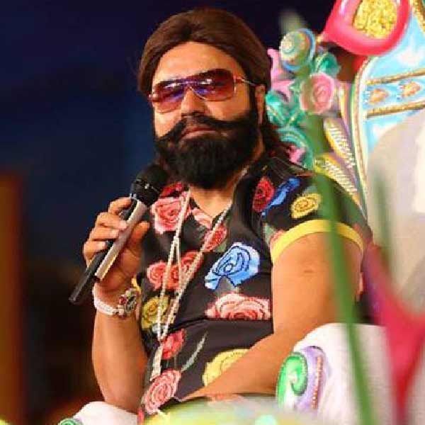 স্ত্রী নন, জেলে বসে পালিতা কন্যা হানিপ্রীত ইনসানের সঙ্গেই দেখা করতে চেয়েছিলেন রাম রহিম সিংহ। এর আগে জেলের ভিতরেই হানিপ্রীতকে পাশে চেয়েছিলেন ‘বাবা’। কিন্তু তারও অনুমতি মেলেনি।