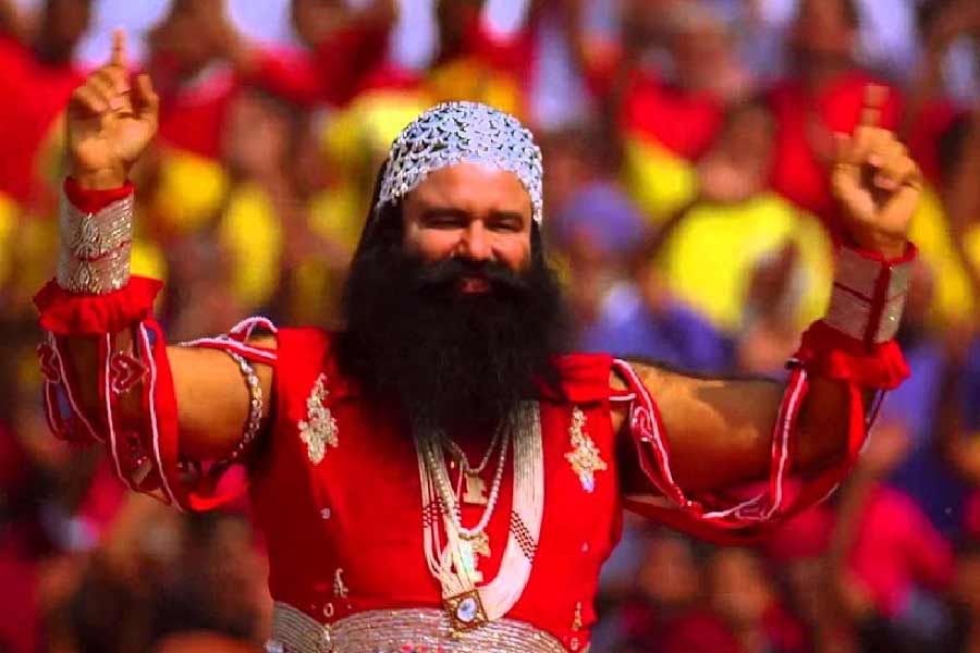 এই মামলার প্রধান তদন্তকারী সিবিআইয়ের অবসরপ্রাপ্ত ডিআইজি এম নারায়ণন মুখ খোলেন সংবাদমাধ্যমে। কী ভাবে ডেরার ভিতর অসামাজিক কাজকর্ম চালাতেন গুরুজি, তা-ও সংবাদমাধ্যমকে জানান নারায়ণন। একেবারে মনের মতো করে ডেরায় পরিবেশ সাজিয়েছিলেন রাম রহিম। কেমন ছিল সেই পরিবেশ? বিভিন্ন সূত্র থেকে সেই খবর জোগাড় করেছিলেন নারায়ণন। তিনি জানান, নিজের গোপন গুহায় সুন্দরী অল্পবয়সী সাধ্বীদের দ্বারা পরিবেষ্টিত থাকতেন বাবা। তাঁর ব্যক্তিগত পরিচর্যার দায়িত্বে থাকতেন এই সাধ্বীরাই। কিন্তু অনেক সময় তাতেও মন ভরত না বাবার। ঠিক রাত ১০টার সময় ফোন যেত প্রধান সাধ্বীর কাছে। ‘আবদার’ থাকত নতুন তরুণী সাধ্বী পাঠানোর। নারায়ণন জানিয়েছেন, ডেরার সকলেই জানত এ বিষয়ে। কিন্তু ভয়ে মুখ খুলতেন না কেউ।