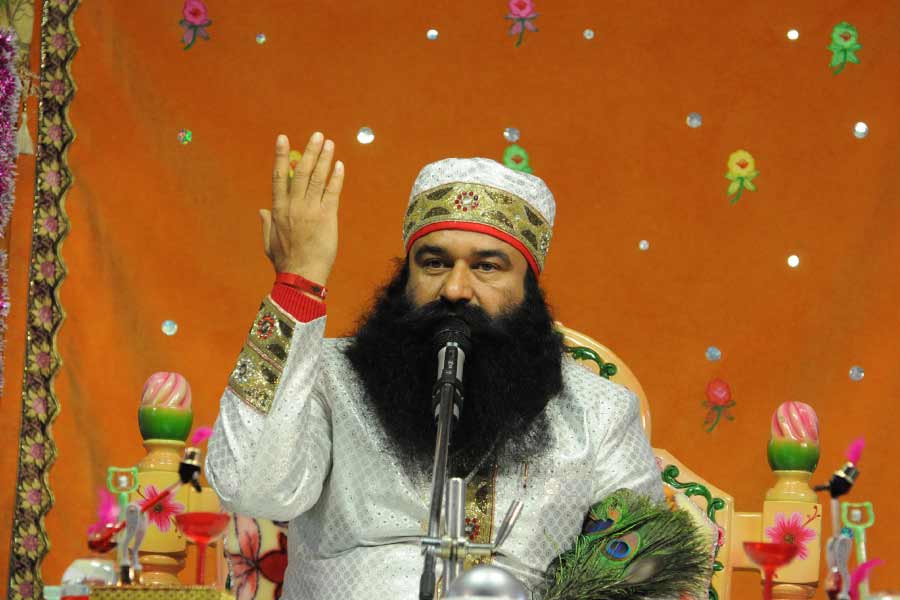 রাম রহিম সিংহ জেলে যাওয়ার পর থেকেই ‘বাবা’-র ডেরায় তল্লাশি শুরু করে পুলিশ। তল্লাশিতে নেমে সিরসার ডেরায় একটি গোপন সুড়ঙ্গ ও সুড়ঙ্গপথের খোঁজ পান গোয়েন্দারা। যেটি ‘বাবা’-র কোয়ার্টার থেকে সোজা চলে গিয়েছে সাধ্বীনিবাস পর্যন্ত। ডেরার তিন তলাতেও একটি সুড়ঙ্গের খোঁজ মেলে। জনসংযোগ দফতরের ডেপুটি ডিরেক্টর সতীশ মেহরা জানিয়েছিলেন, ফাইবারের তৈরি ওই সুড়ঙ্গটি কাদায় ভর্তি। সিল করে দেওয়া হয় বেআইনি বিস্ফোরক তৈরির কারখানা। একে-৪৭ বন্দুকের কার্তুজের একটি ফাঁকা বাক্সও মেলে। ২০০২ সালে নিজের ম্যানেজারকে খুন, এক সাংবাদিককে হত্যা ও ধর্ষণের ঘটনায় দোষী সাব্যস্ত হন রাম রহিম।