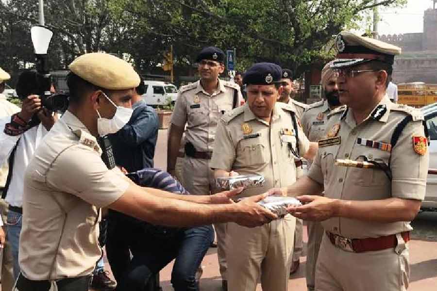 তিনি এ-ও জানান যে, দিল্লি ক্যান্টনমেন্ট এলাকায় মণীশের গাড়িটি যে ভাবে পাওয়া গিয়েছে, তা সন্দেহজনক। গাড়িতে রক্তের দাগ ছিল। 