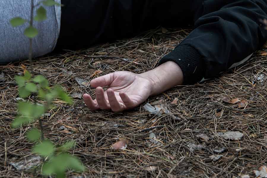 এই অবস্থায় প্রায় ২ ঘণ্টা দেহ নিয়ে এ দিক-ও দিক ঘোরাফেরা করেন সঞ্জয়রা। পরে একটি নর্দমার পাইপের মধ্যে তাঁর দেহ ফেলেন। তদন্তে নেমে পরে মণীশের দেহ উদ্ধার করে পুলিশ।