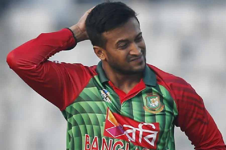 ডিআরএস নিতে গিয়ে তালগোল পাকালেন শাকিব, আউট না হয়েও সাজঘরে ফিরলেন