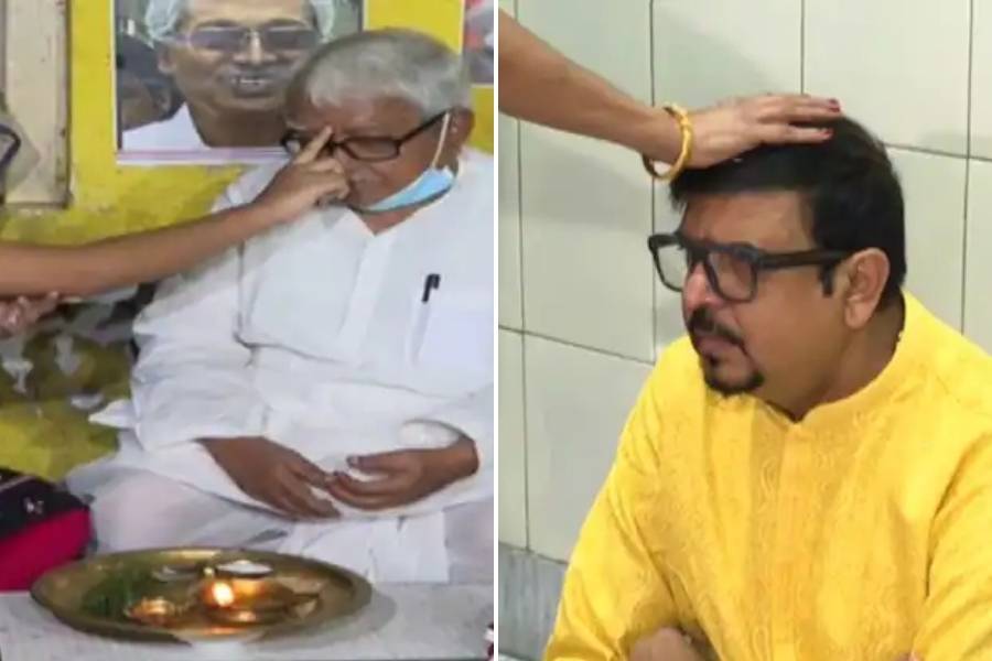 ভাইফোঁটার স্নেহ-আবদার ভরা দিনে বোনের কাছ থেকে ফোঁটা নেন সবাই। ভাইয়ের কপালে তিলক এঁকে সুখ, সমৃদ্ধি ও দীর্ঘায়ু কামনা করেন বোনেরা। সঙ্গে থাকে ফুরফুরে আমেজে গল্প আর দেদার খাওয়াদাওয়া।