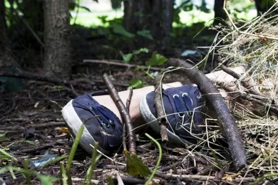 নির্দিষ্ট, নিরাপদ জায়গা বেছে এর পর মৃতদেহগুলি পুঁতে দেওয়া হত। কোনও কোনও মৃতদেহ ফেলে দেওয়া হত ১০০ ফুট গভীর কুয়োতে। লুসি এবং তাঁর ভাইবোনরা মৃতদেহে মাটি চাপা দিতেন।