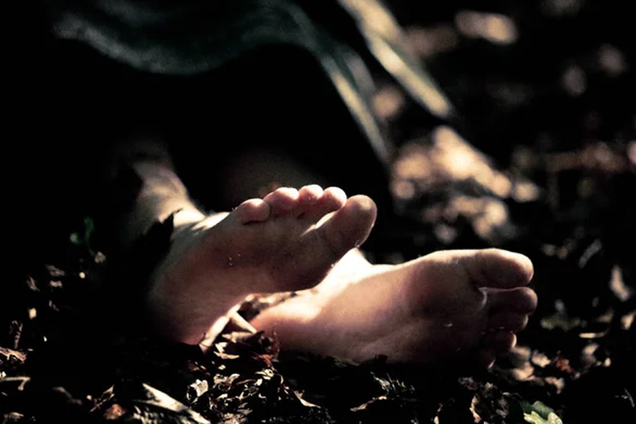 পাহাড়ি এলাকায় জঙ্গলের মাঝেও তাঁর ৫ একর জমি ছিল। সেখানেও কখনও কখনও নিয়ে যেতেন মহিলাদের। তার পর সেখানে খুন করতেন। ছেলেমেয়েদের সাহায্যে পুঁতে দিতেন দেহ।