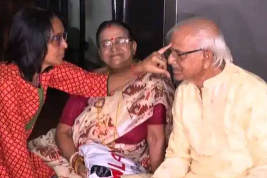 উৎসবের আবেগে ভেসে বোনেদের হাতে ফোঁটা নিয়েছেন তৃণমূল বিধায়ক শোভনদেব চট্টোপাধ্যায়। প্রতি বারের মতো এ বারেও অনুষ্ঠান  ছিল তাঁর ভবানীপুরের বাড়িতে। 