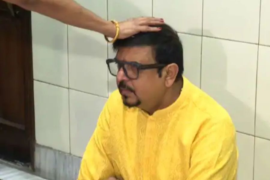 সদাব্যস্ত দমকলমন্ত্রীর বাড়িতেও এ দিন পরিবেশ অন্য রকম। লেকটাউনের বাড়িতেই দিদি ও বোনের হাতে ফোঁটা নিলেন মন্ত্রী সুজিত বসু। 