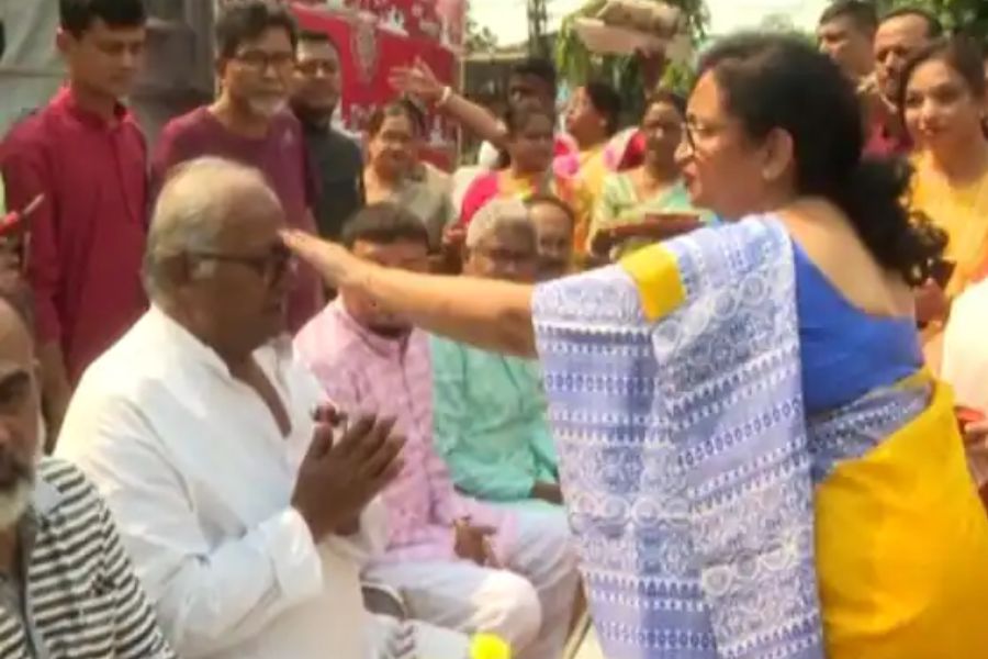 তৃণমূল সাংসদ সৌগত রায়কে নিমতার একটি ক্লাবে ভাইফোঁটা দেন অর্থমন্ত্রী চন্দ্রিমা ভট্টাচার্য। 