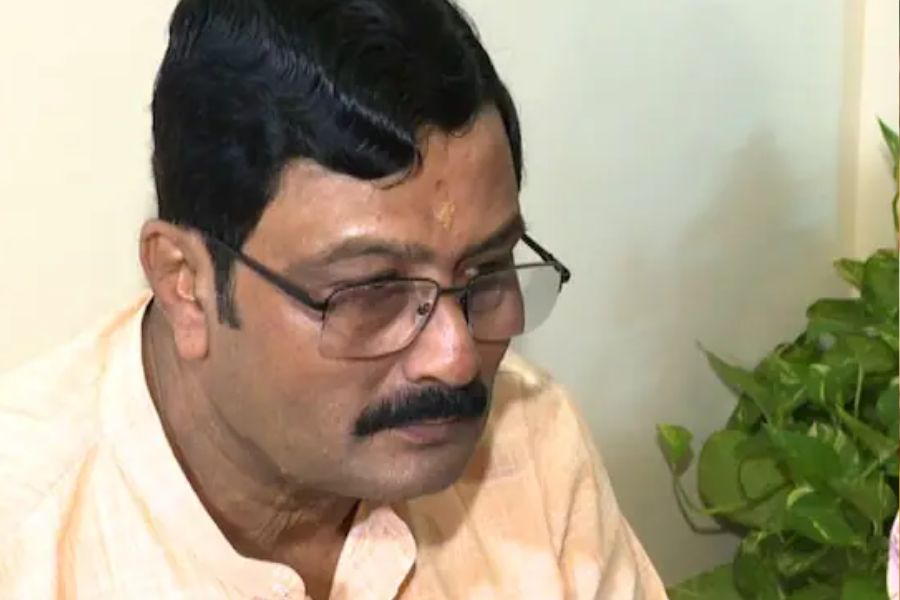 বিজেপির মুরলীধর লেনের রাজ্য দফতরে মহিলা দলীয় কর্মীদের কাছ থেকে ভাইফোঁটা নেন রাহুল সিংহ। 