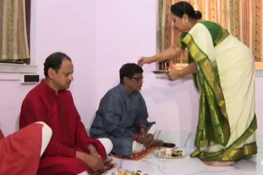 ঢালাও আয়োজনে বাঁশদ্রোণীতে ভাইয়ের বাড়িতে ভাইফোঁটা দিতে উপস্থিত ছিলেন তৃণমূল সাংসদ মালা রায়।  