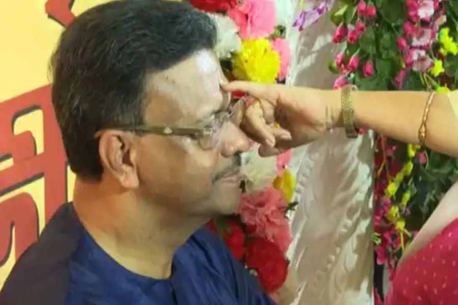 পুর ও নগরোন্নয়নমন্ত্রী এবং মেয়র ফিরহাদ হাকিম তাঁর বাড়ির এলাকার চেতলা অগ্রণী ক্লাবে ভাইফোঁটা অনুষ্ঠানে অংশ নেন। 