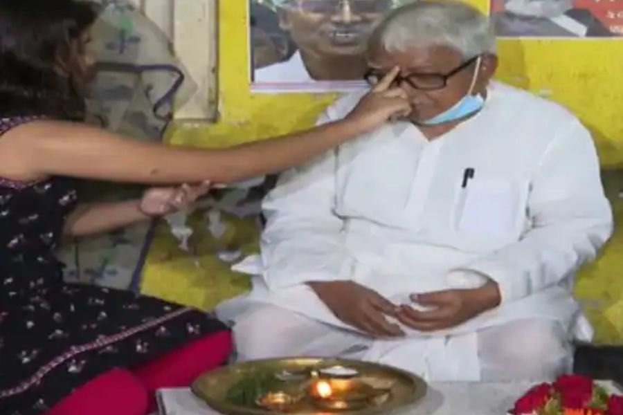 ভাইফোঁটার আমেজ থেকে দূরে থাকেননি বামফ্রন্ট চেয়ারম্যান বিমান বসুও। যাদবপুরের শ্রমজীবী ক্যান্টিনে স্থানীয় মহিলাদের কাছ থেকে ভাইফোঁটা নেন তিনি। 