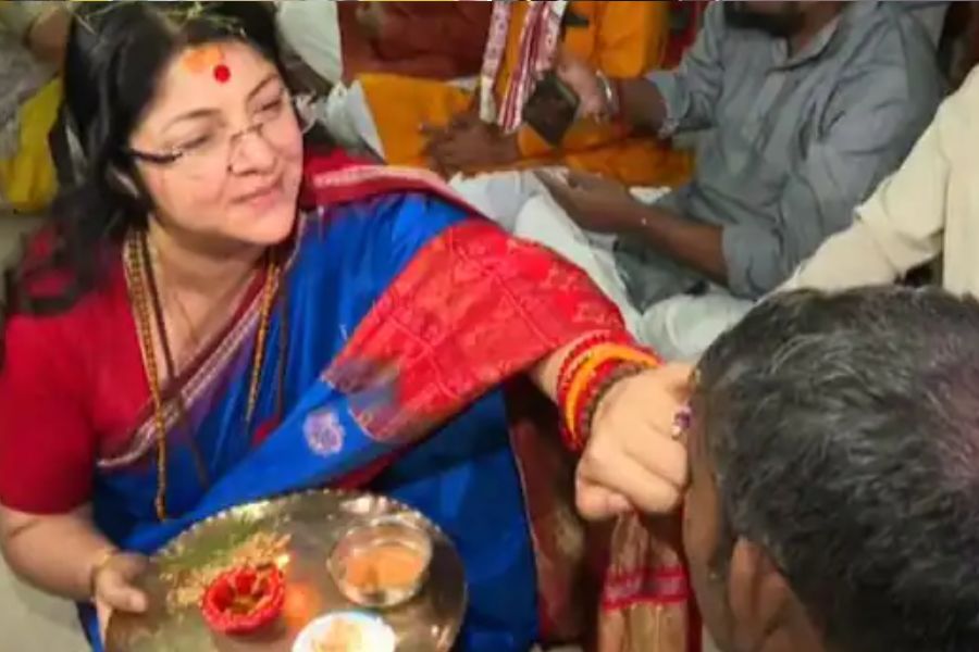 বিজেপি নেত্রী লকেট চট্টোপাধ্যায়কেও ভাইফোঁটা দিতে দেখা গিয়েছে এই দিন। 