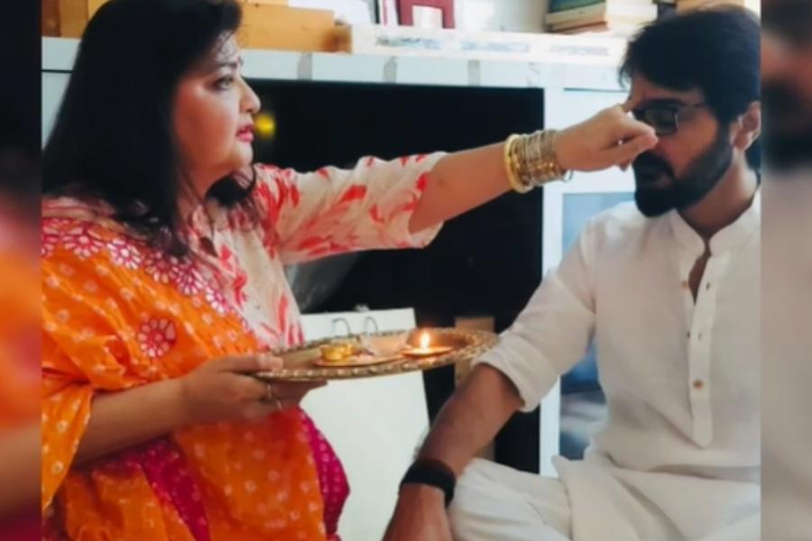 তাঁদের ভাইফোঁটার উদযাপন সারা সিনেপাড়ায় বিখ্যাত। শুধু যে ভাইফোঁটায় অনেক আয়োজন ও এলাহি আমেজ থাকে তা-ই নয়। সঙ্গে থাকে উৎসবের মেজাজে কাটানো অজস্র মুহূর্ত। টলিউডের ‘বুম্বাদা’ প্রসেনজিৎ চট্টোপাধ্যায় ও তাঁর বোন পল্লবী চট্টোপাধ্যায়ের ভাইফোঁটার আনন্দ এ বার ছিল একটু অন্য রকম।  