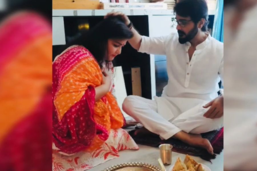 পল্লবী জানান, তাঁর দাদার অত্যন্ত প্রিয় খাবার দই মাছ, ফিশ ফ্রাই ইত্যাদি জমাটি মেনু আয়োজনে থাকলেও সময়ের অভাবে খাওয়াদাওয়াটা হয়ে ওঠেনি। তাই পরে দাদার জন্য পাঠিয়ে দেবেন নিজে হাতে করা রান্নাগুলি। 