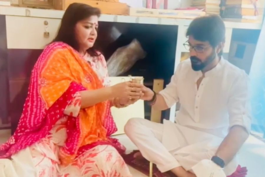 ভাইফোঁটা উপলক্ষে ভোজন পর্ব কি শুধু আজকেই? একদমই নয়! পল্লবী আরও জানালেন, আগামী তিন-চার দিনের মধ্যেই তিনি নিজে হাতে আবার এলাহি রান্নার আয়োজন করবেন দাদার জন্য! মেনুতে কী থাকবে তখন? বোনের কথায় জানা গেল, তাঁর হাতের চিকেন রোস্ট, বেকড কন্টিনেন্টাল খাবার, পোট্যাটো জ্যাকেট, ম্যাশড পোট্যাটো ইত্যাদি  খুব ভালবাসেন প্রসেনজিৎ। 