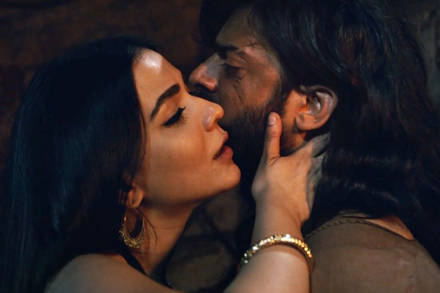 চলতি মাসেই এই অবস্থার পরিবর্তন হয়। ১০০ কোটি টাকার ক্লাবে প্রথম প্রবেশ করে পাকিস্তান, ‘দ্য লেজেন্ড অফ মৌলা জাঠ’ ছবির মাধ্যমে।