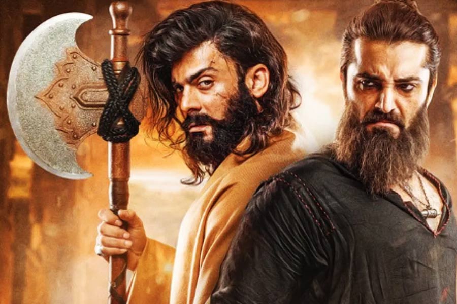 চিত্রনাট্যের কাজ শেষ হওয়ার তিন বছর পর মুখ্য চরিত্র হিসাবে ফাওয়াদ খান এবং হামজা আলি আব্বাসি সই করেন।