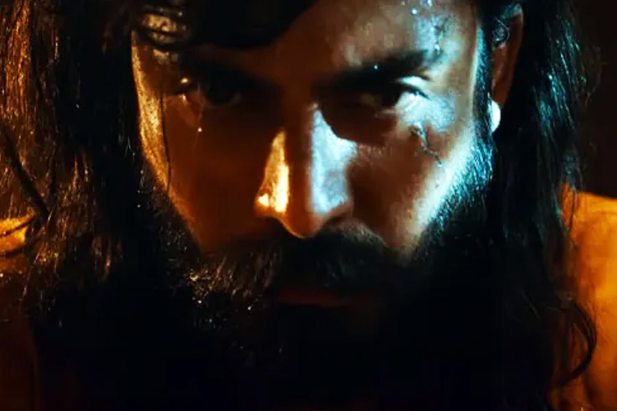 এই চরিত্রে অভিনয় করার সময় কোনও মেক আপের দরকার হত না বলে জানিয়েছেন ফাওয়াদ। অধিকাংশ সময় ধুলো-কাদার মধ্যেই শুটিং করতে হত তাঁকে। তাই মেক আপের পিছনে বেশি সময় খরচ হত না বরং অন্য সমস্যায় পড়েছিলেন তিনি।