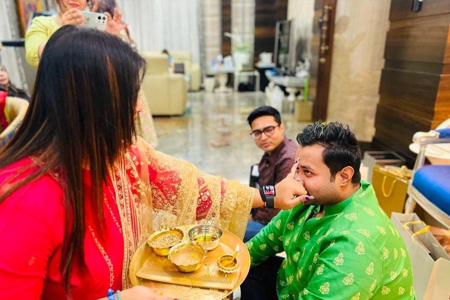 ভাইদের পাশে বসে ফোঁটা নিলেন অভিষেক।