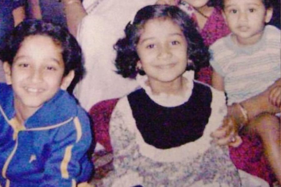 স্মৃতির পাতা থেকে এই শুভক্ষণে উঠে এসেছে অভিনেতা পরমব্রত চট্টোপাধ্যায়ের বোনের সঙ্গে তাঁর ছোটবেলার ভাইফোঁটার ক্যামেরাবন্দি হাসিমুখ! 