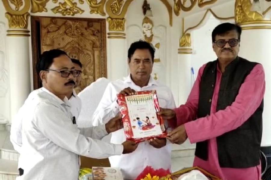 Rabindranath Ghosh took the gift sent by Mamata Banerjee to Ananta Maharaj's house dgtld