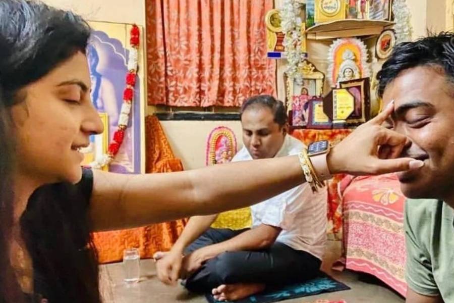 ঘরোয়া আমেজের মধ্যে ভাইদের ফোঁটা দিয়েছেন গায়িকা অদিতি মুন্সিও। 