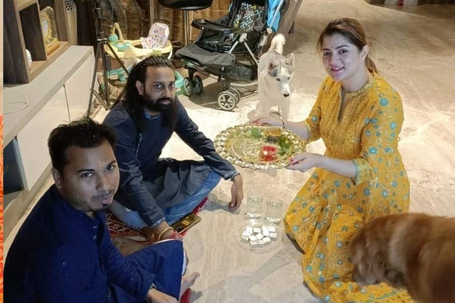 অভিনেত্রী শ্রাবন্তীও পিছিয়ে নেই উদযাপনে। ভাইদের আদরে ঘিরে থেকে দিব্যি ভাইফোঁটা পালন করেছেন তিনি। 