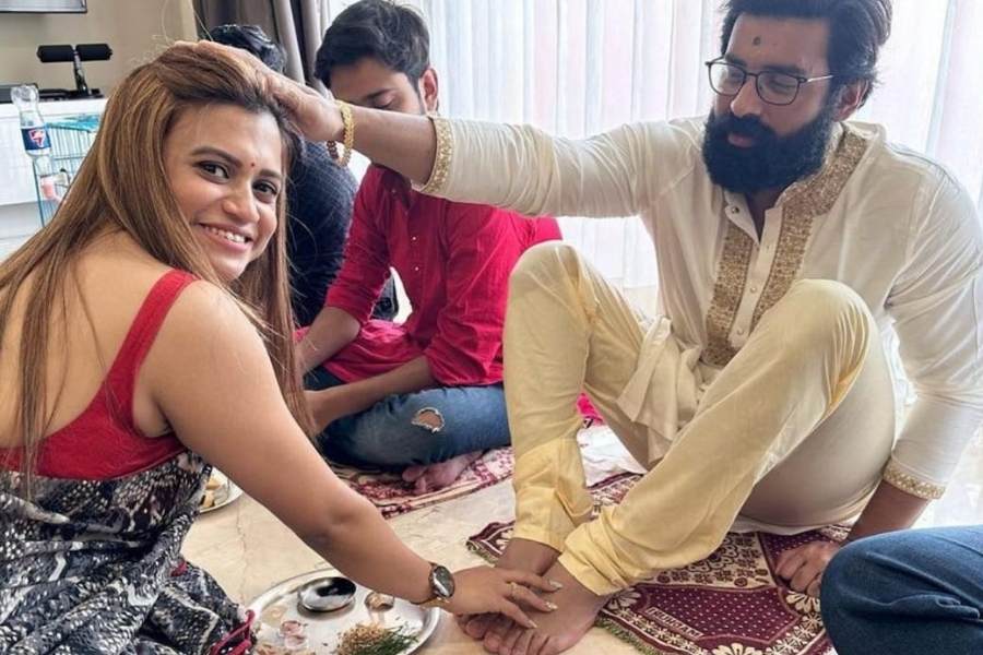 সদাব্যস্ত অভিনেতা অঙ্কুশও কেতাদুরস্ত পাঞ্জাবি-পাজামায় মেতে উঠেছেন বোনের সঙ্গে হুল্লোড়ে। 