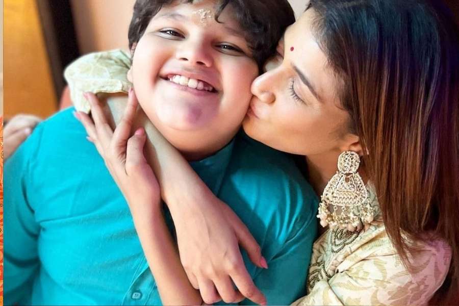 স্নেহ, আদর, খুনসুটির মধ্যে ভাইয়ের সঙ্গে চুটিয়ে মজা করেছেন অভিনেত্রী সৌরসেনী মৈত্র। 