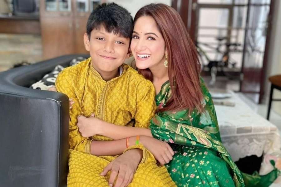 তৃণা সাহাকে আনন্দোজ্জ্বল মেজাজে দেখা গিয়েছে নিজের ভাইকে ভাইফোঁটা দিতে!