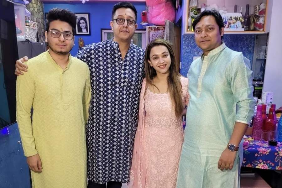  অভিনেত্রী কৌশানী মুখোপাধ্যায়ও বাদ নেই আড়ম্বরে! ভাইফোঁটার এলাহি আনন্দ ছুঁয়ে গিয়েছে তাঁকেও!