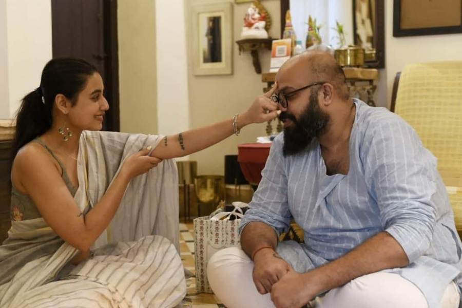 জনপ্রিয় অভিনেত্রী স্বস্তিকা দত্ত উৎসবের আমেজে তাল মিলিয়ে ভাইফোঁটা দিয়েছেন ডিজাইনার অভিষেক রায়কে! সঙ্গে ছিল জমাটি আয়োজন ও হাসি-মজার বোনাস!