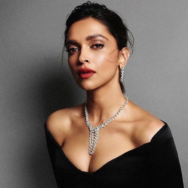 ২০০৭ সালে বলিপাড়ায় পা রাখেন দীপিকা পাড়ুকোন। ‘ওম শান্তি ওম’ ছবিতে শাহরুখের বিপরীতে অভিনয়ের পর তিনি একের পর এক হিন্দি ছবিতে কাজ করেছিলেন। কিন্তু পর পর পাঁটটি ছবিই ফ্লপ করেছিল।